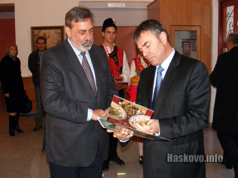 Министърът бе посрещнат от кмета на Хасково Георги Иванов Министърът бе посрещнат от кмета на Хасково Георги Иванов