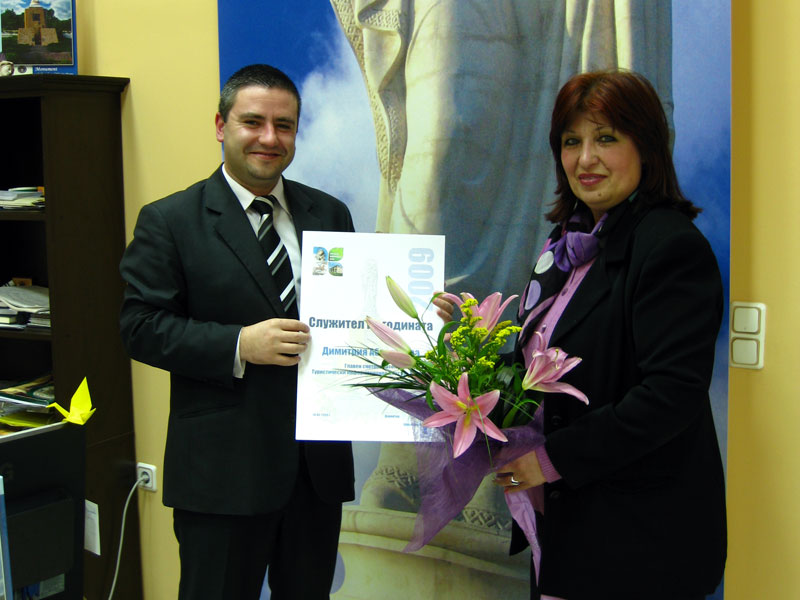Димитрия Абаджиева получи грамота от Красимир Пилев Димитрия Абаджиева получи грамота от Красимир Пилев