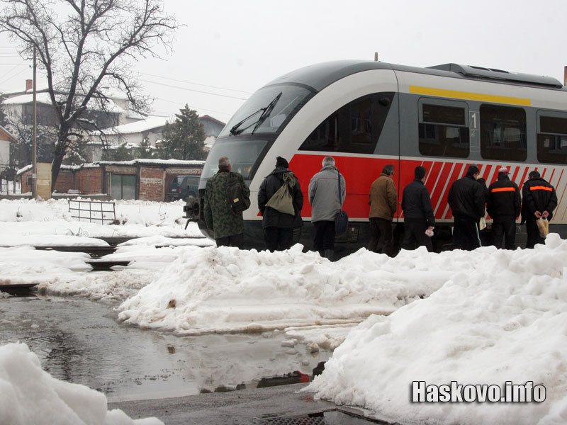 Все пак минаха през водата, за да се качат на влака
