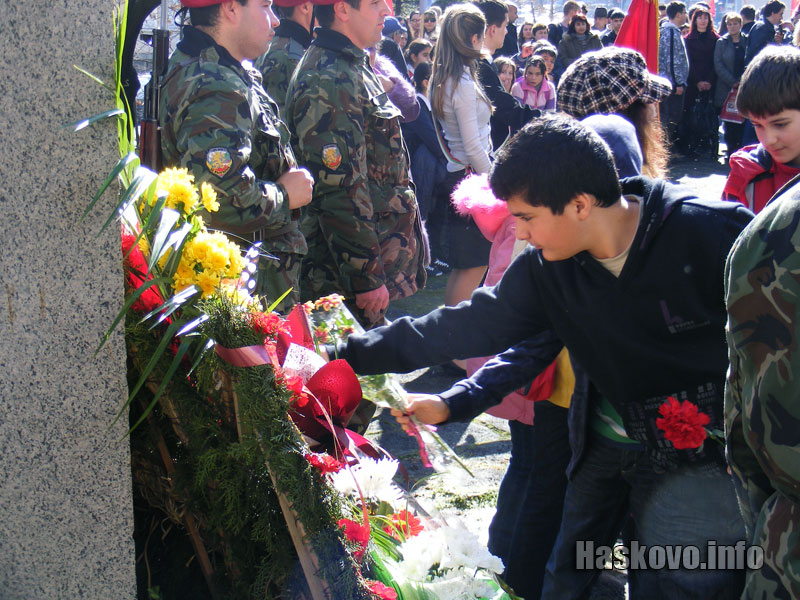 Деца поднасят цветя на паметника в Хасково Деца поднасят цветя на паметника в Хасково