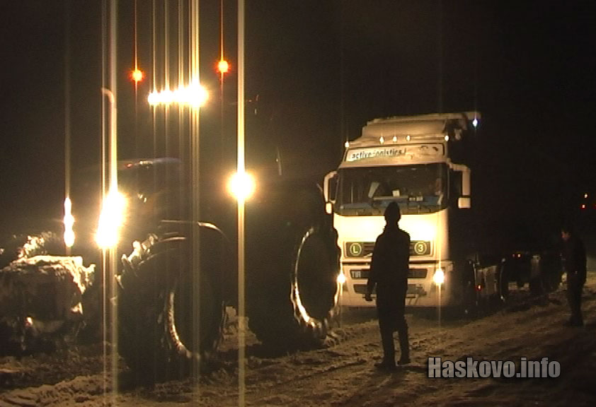 Трактор дърпаше закъсалите тирове Трактор дърпаше закъсалите тирове