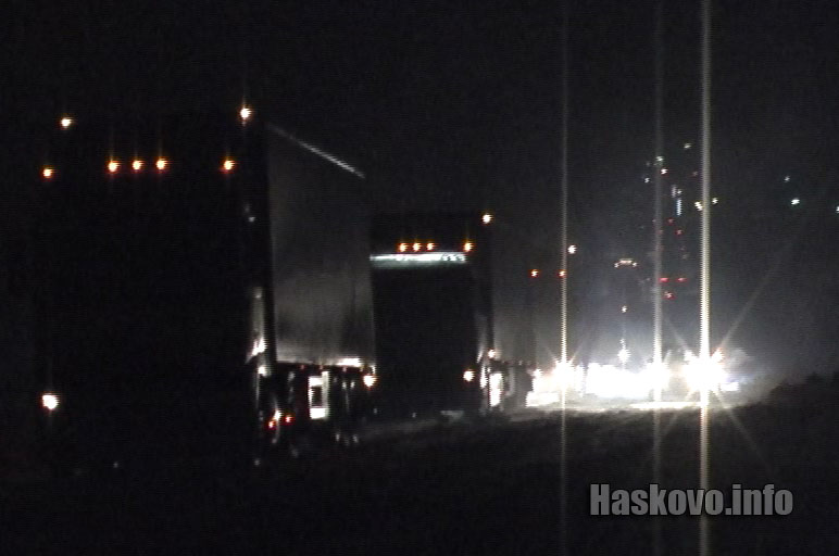 Колоната от автомобили беше няколко километра Колоната от автомобили беше няколко километра