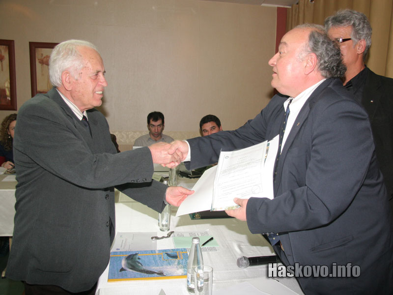 Павел Кърлев /в дясно/ връчи лиценз на Матев