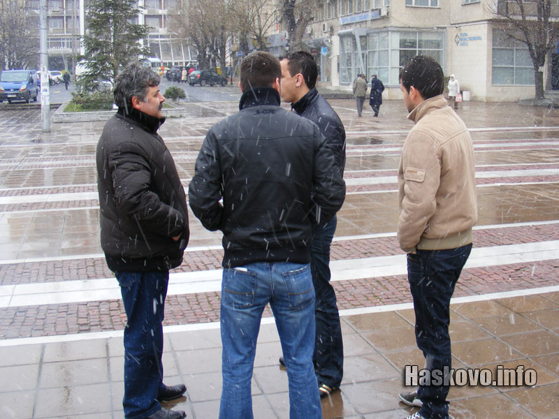 Иван Петров (в ляво) Иван Петров (в ляво)