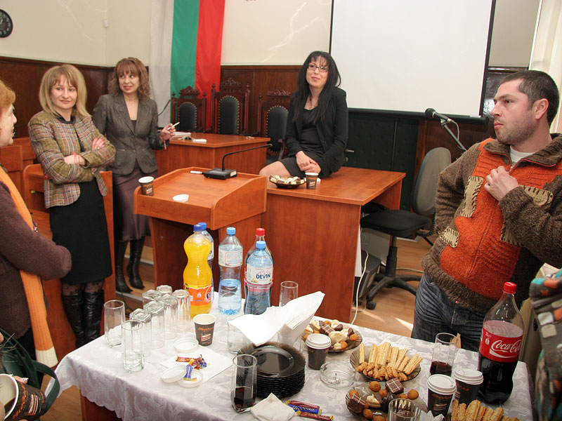 Районен съд - Хасково почерпи журналистите Районен съд - Хасково почерпи журналистите