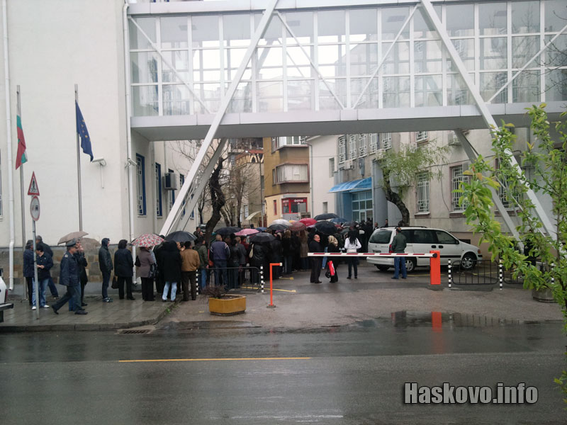 За разлика от вчера днес пред Паспортна служба е по-спокойно За разлика от вчера днес пред Паспортна служба е по-спокойно