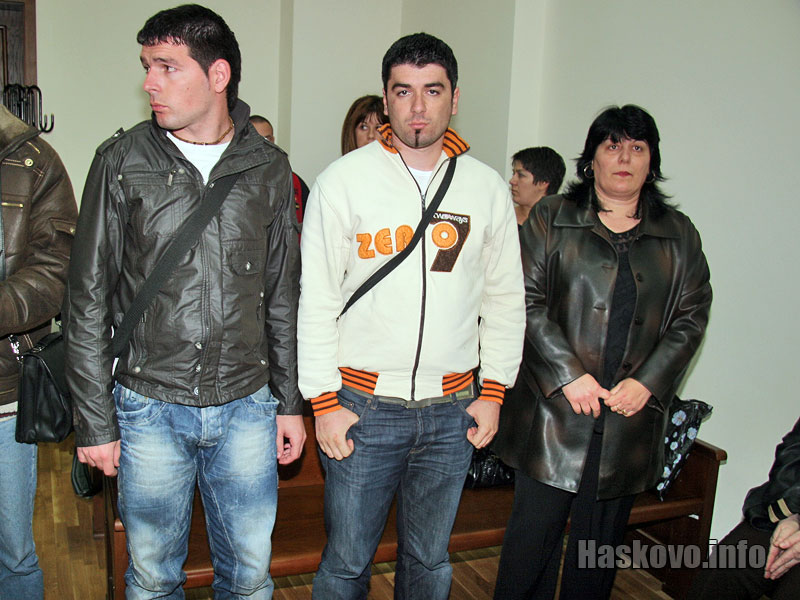 Съпругата и двамата сина на таксиметровия шофьор