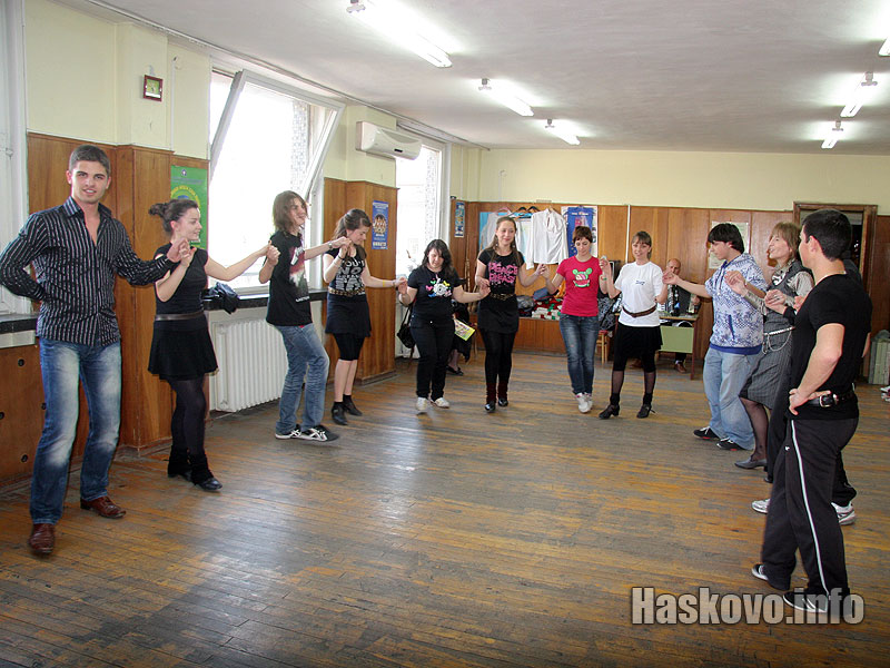 Италиански и български ученици на хорото Италиански и български ученици на хорото