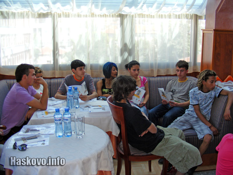 Двайсетина младежи дойдаха на борсата Двайсетина младежи дойдаха на борсата