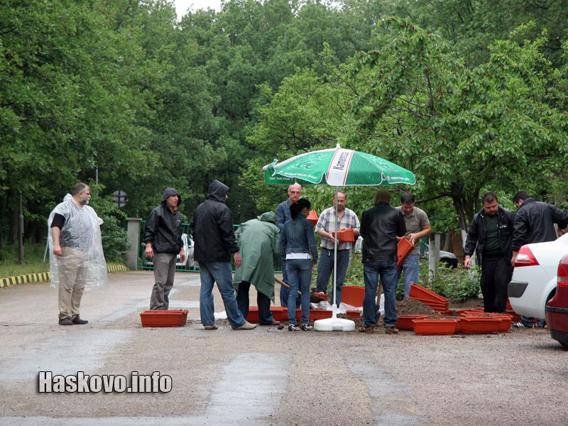 Подготовката на саксиите с цветя