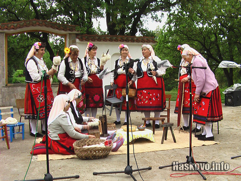 Китна Тракия пее и танцува