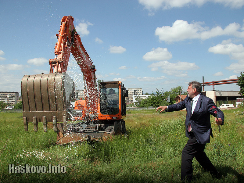 Кметът разбива шампанското
