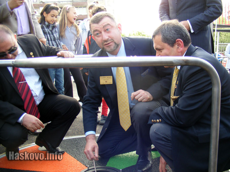 Дистрикт гуверньорите въртят болтове Дистрикт гуверньорите въртят болтове