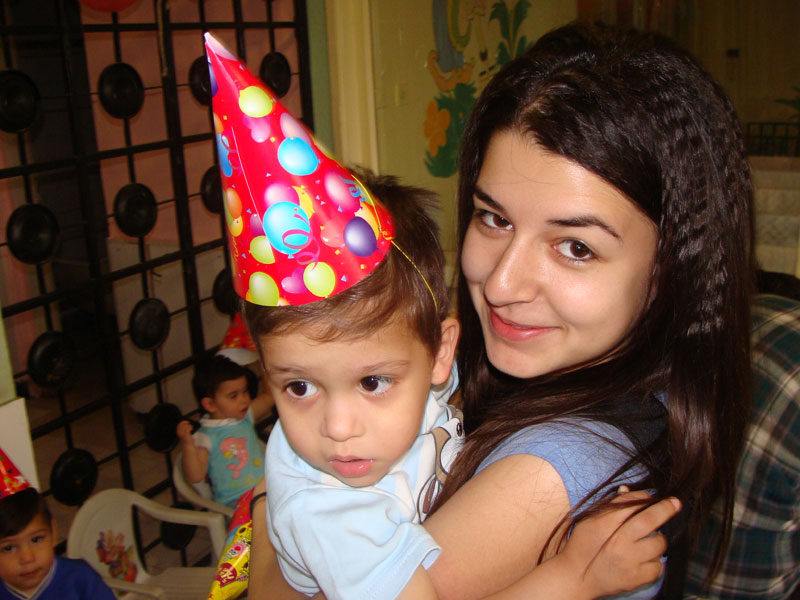 Доброволец с дете от дома