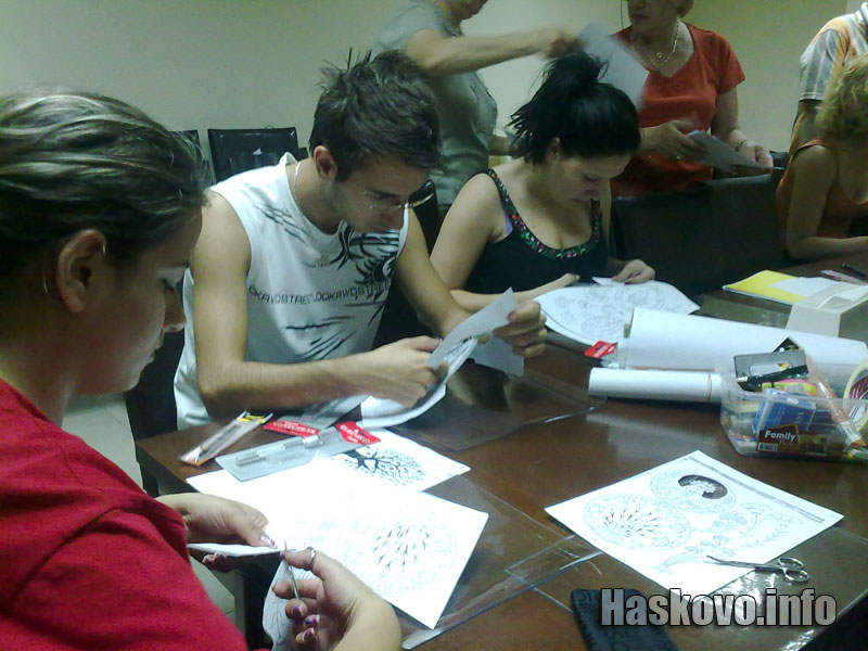 Доброволците творят