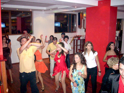 Хора танцуват салса