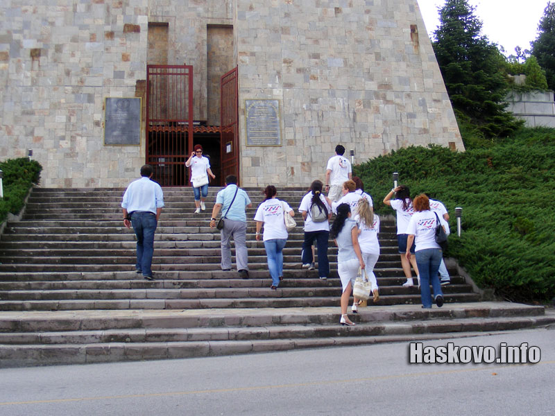 Групата пред монумента