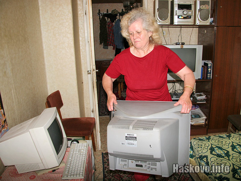 Желязка Тодева показва изгорелия телевизор Желязка Тодева показва изгорелия телевизор