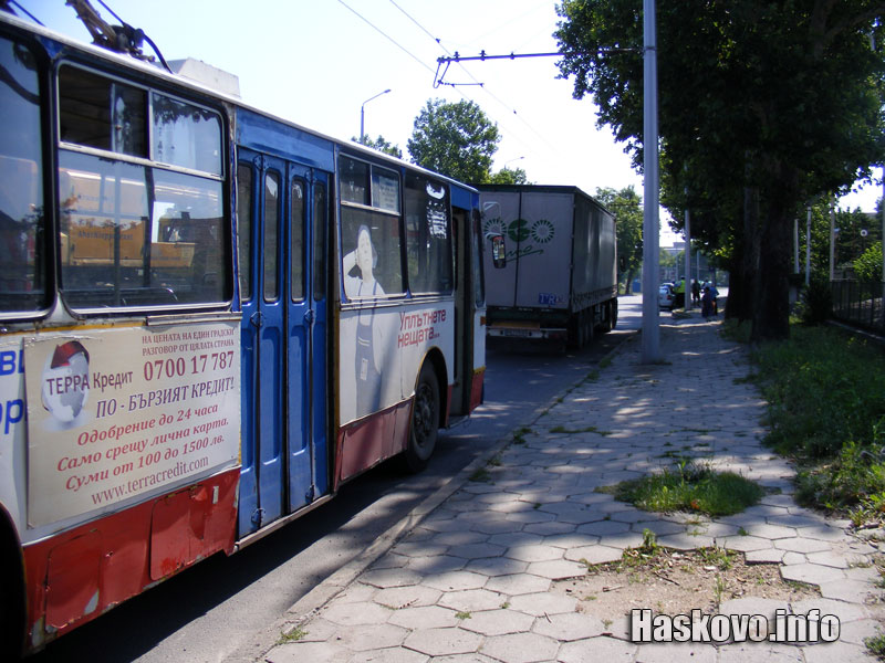 Тролеят и ТИР-ът
