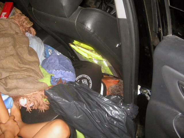 Задържан, илюстрация