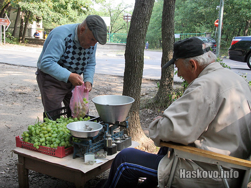 Пазарчето пред Дома за стари хора Пазарчето пред Дома за стари хора