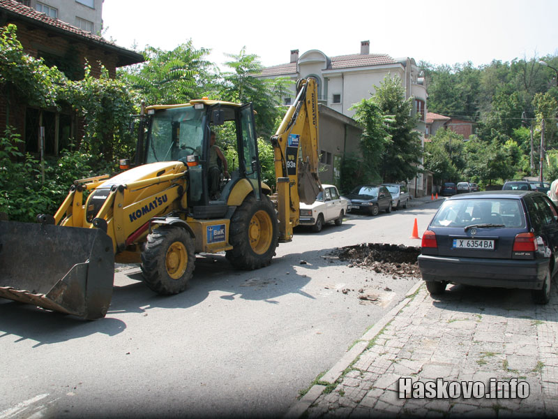 Възрастно семейство използва тротоара, за да стигне до дома си Възрастно семейство използва тротоара, за да стигне до дома си