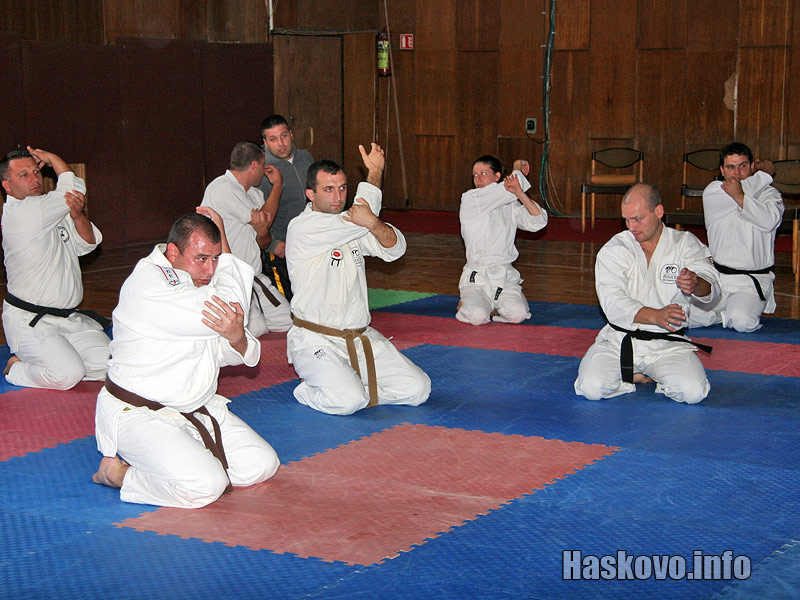 Семинарът започна със загрявка