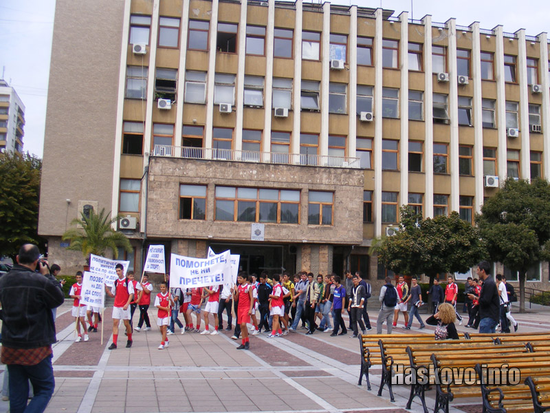 Футболистите пред Областна администрация Футболистите пред Областна администрация