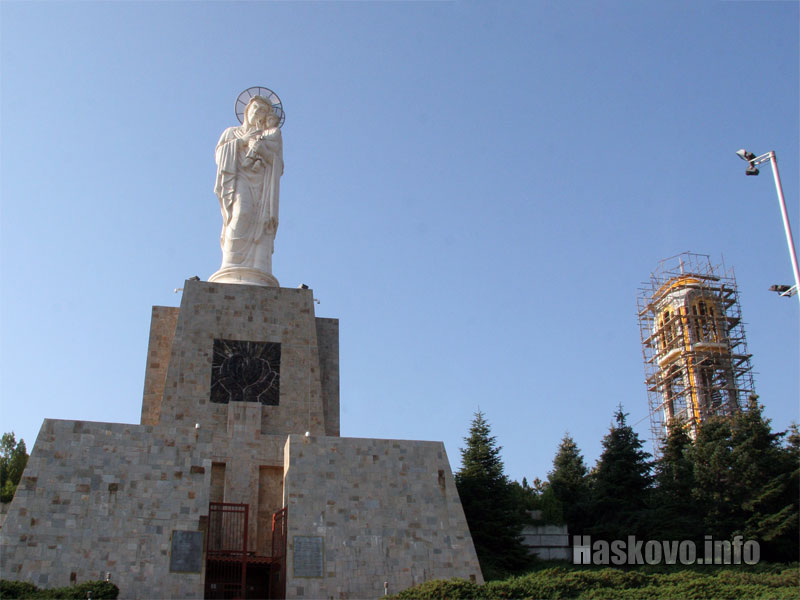 Камбанарията и статуята св. Богородица