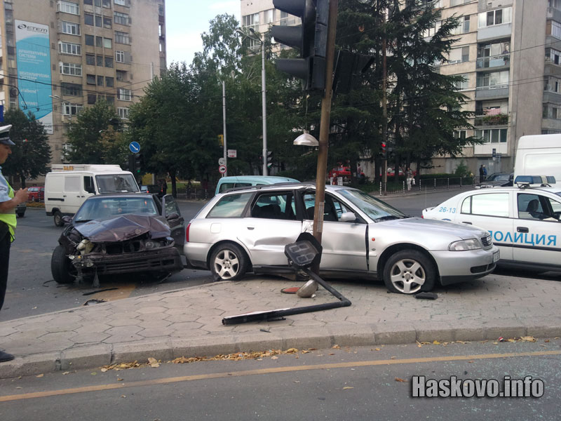 Освен автомобилите е потрошен и светофара