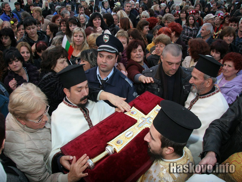 Митрополит Николай донесе частица от Светия кръст в Димитровград Митрополит Николай донесе частица от Светия кръст в Димитровград