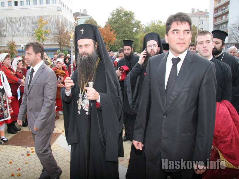 Митрополит Николай донесе частица от Светия кръст в Димитровград Митрополит Николай донесе частица от Светия кръст в Димитровград