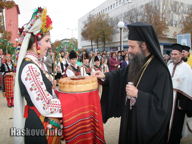 Митрополит Николай донесе частица от Светия кръст в Димитровград Митрополит Николай донесе частица от Светия кръст в Димитровград