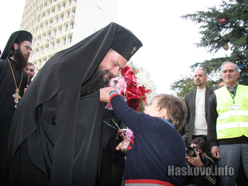 Митрополит Николай донесе частица от Светия кръст в Димитровград Митрополит Николай донесе частица от Светия кръст в Димитровград