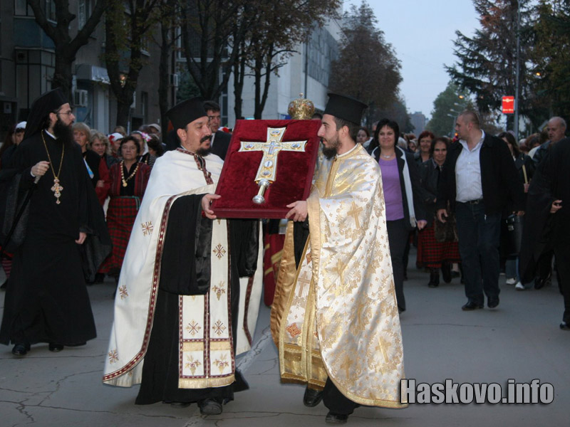 Митрополит Николай донесе частица от Светия кръст в Димитровград Митрополит Николай донесе частица от Светия кръст в Димитровград