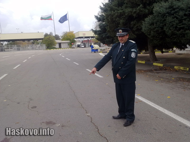 Шефът на Гранична полиция Свиленград показва мястото на инцидента Шефът на Гранична полиция Свиленград показва мястото на инцидента