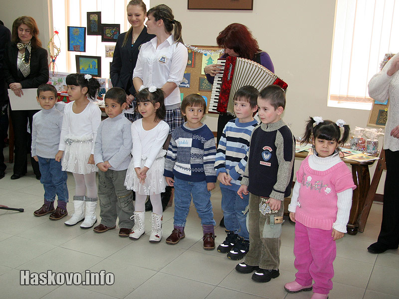 Децата от дом Надежда поздравиха гостите