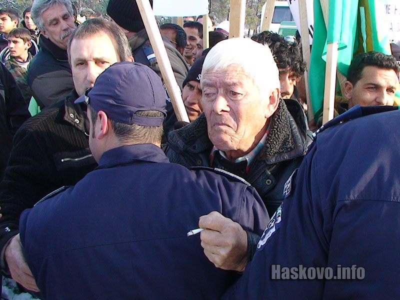 Полицията спря протестиращите