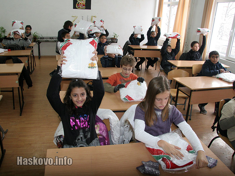 Децата се радват на екипите