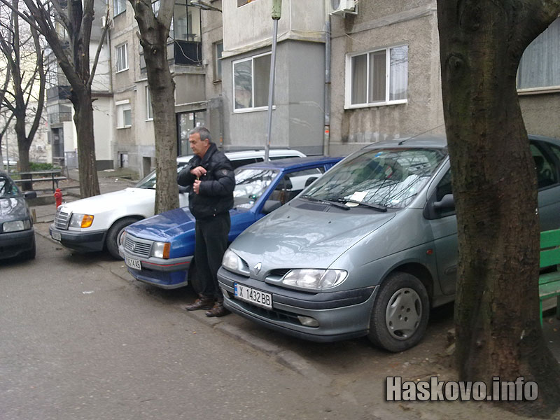 Паркираните коли през блок 22