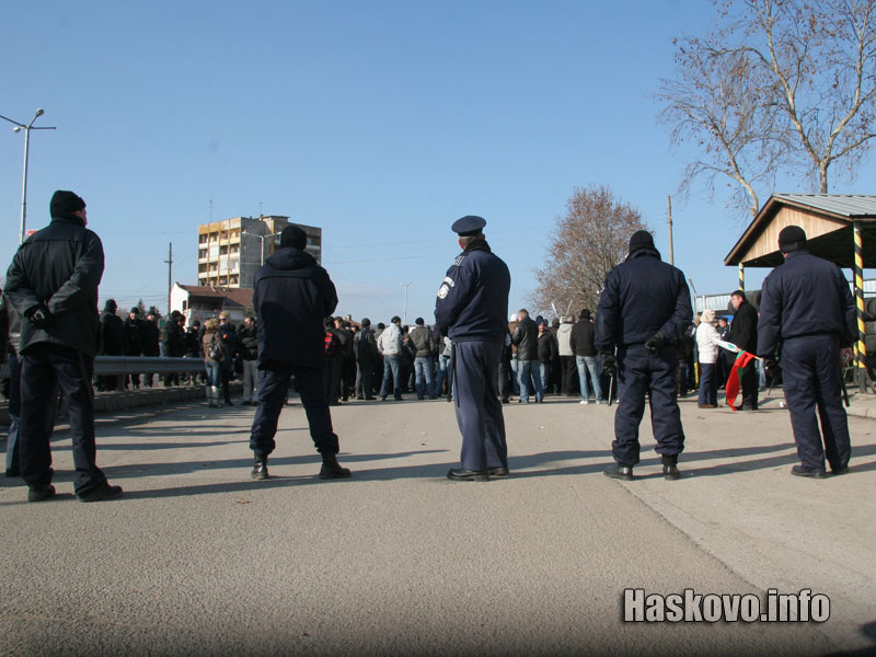 300-те протестиращи бяха охранявани от почти толкова служители на реда