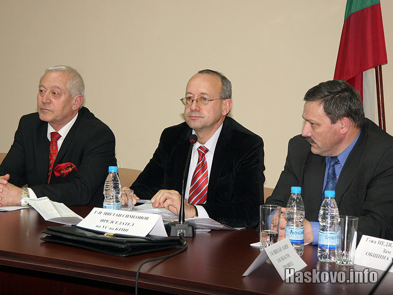 Цветан Симеонов (в средата)