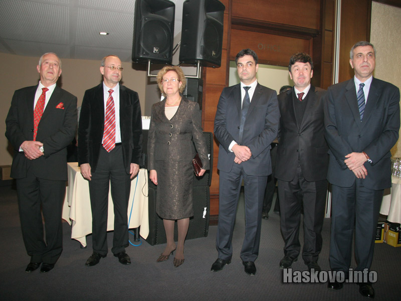 Част от официалните лица на церемонията