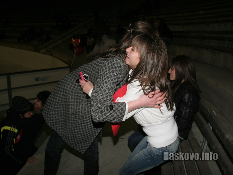 Празникът започна с прегръдки за зрителите Празникът започна с прегръдки за зрителите