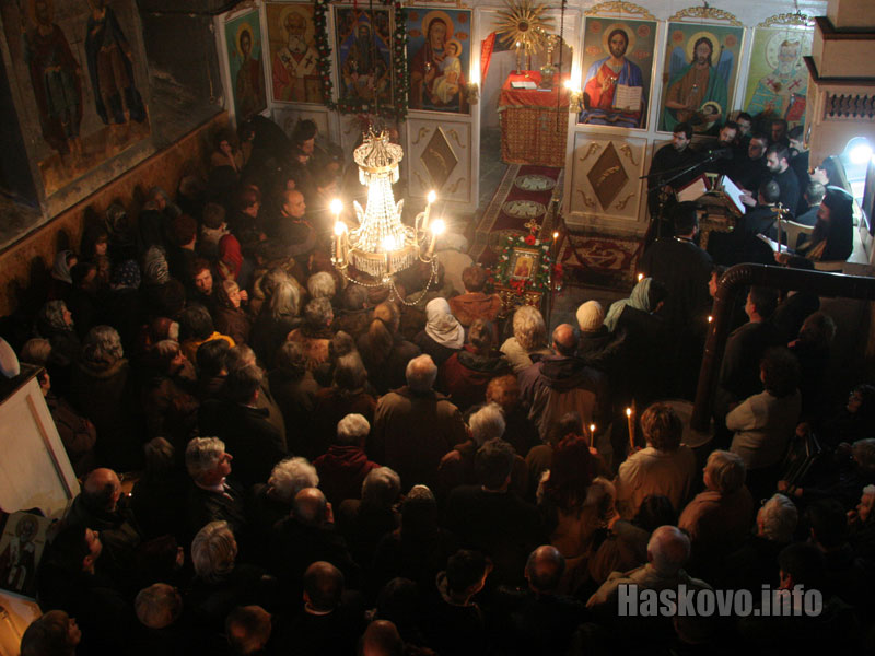 Църквата се оказа тясна за всички миряни