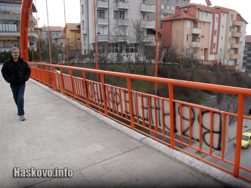 Минувачите не забелязваха призива