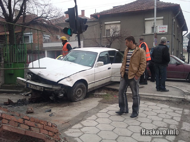 Оградата става мишена на амтомобили постоянно Оградата става мишена на амтомобили постоянно