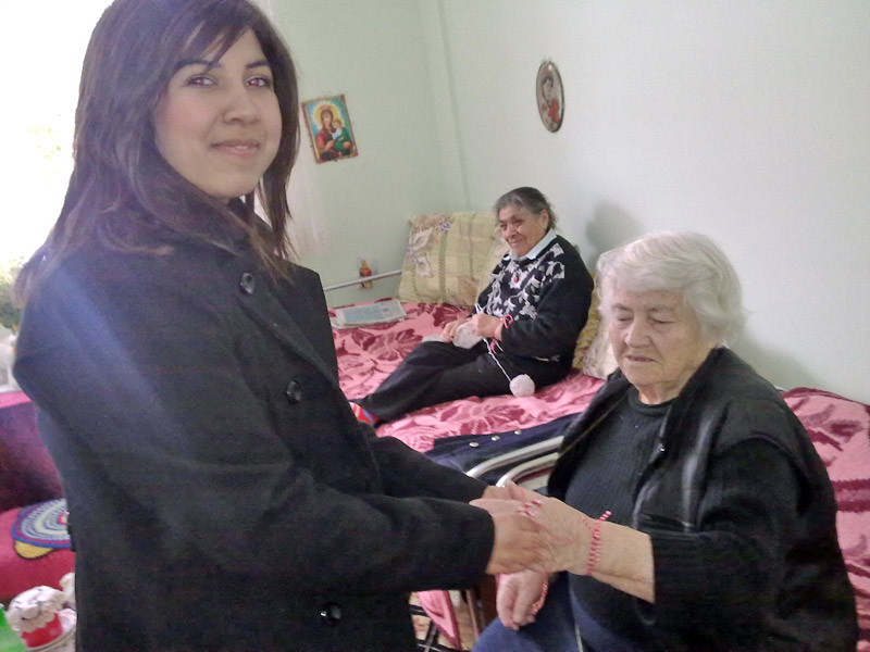 Старите хора посрещнаха учениците с почерпка и с искрено вълнение Старите хора посрещнаха учениците с почерпка и с искрено вълнение