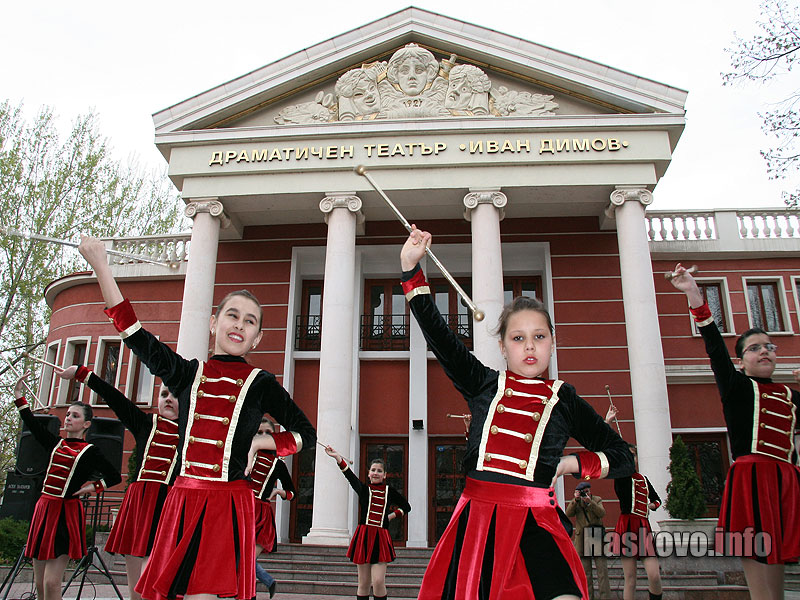 Стартът бе даден с мажоретки Стартът бе даден с мажоретки