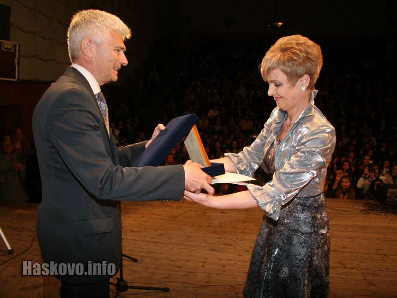 Венко Точевски връчва плакет на св. Богородица
